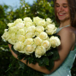 Букет из 25 белых роз (Эквадор, 70 см) — изображение 3