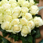 Букет из 25 белых роз (Эквадор, 70 см) — изображение 4