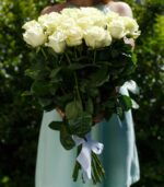 Букет из 25 белых роз (Эквадор, 70 см) — изображение 6