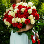 Букет из 51 красной и белой розы (Эквадор, 70 см) — изображение 2