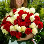 Букет из 51 красной и белой розы (Эквадор, 70 см)