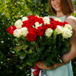 Букет из 51 красной и белой розы (Эквадор, 70 см) — изображение 7