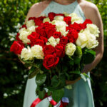 Букет из 51 красной и белой розы (Эквадор, 70 см) — изображение 8