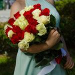 Букет из 25 красных и белых роз (Эквадор, 70 см) — изображение 2