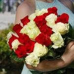 Букет из 25 красных и белых роз (Эквадор, 70 см) — изображение 3