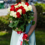 Букет из 25 красных и белых роз (Эквадор, 70 см) — изображение 5