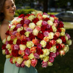 101 разноцветная роза букет