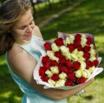 Букет из 51 красной и белой розы (Кения, 50 см) — изображение 2