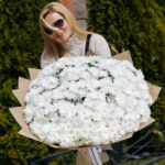 Букет из 51 белой кустовой хризантемы — изображение 4