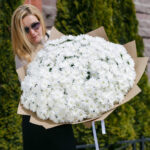 Букет из 51 белой кустовой хризантемы — изображение 5