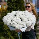 Букет из 25 белых кустовых хризантем