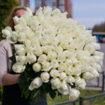 Букет из 101 белой розы (Эквадор, 50 см) — изображение 5