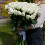 Большой букет белых роз