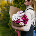 Букет из 5 кустовых хризантем нежный микс — изображение 3