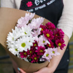 Букет из 5 кустовых хризантем нежный микс