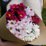 Букет из 5 кустовых хризантем нежный микс — изображение 5