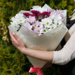 Букет из 7 кустовых хризантем нежный микс — изображение 2