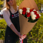 Красные и белые розы в одном букете