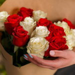 Букет из 15 красных и белых роз (Эквадор, 70 см) — изображение 3