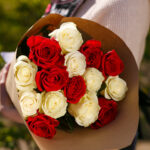 Букет из 15 красных и белых роз (Эквадор, 70 см)