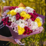 Букет из 25 кустовых хризантем яркий микс — изображение 6