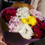 Букет из 7 кустовых хризантем яркий микс — изображение 4