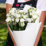 Букет из 7 белых лизиантусов — изображение 3