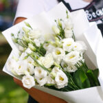 Букет из 7 белых лизиантусов — изображение 4