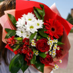 Букет из 3 красных роз, хризантемы и герберы