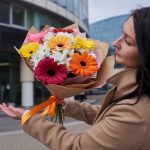 букет из разноцветных ромашек