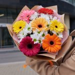 Букет из гербер микс и кустовых хризантем