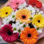 Букет из гербер микс и кустовых хризантем — изображение 4