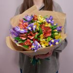 букет с ирисами и альстромерией