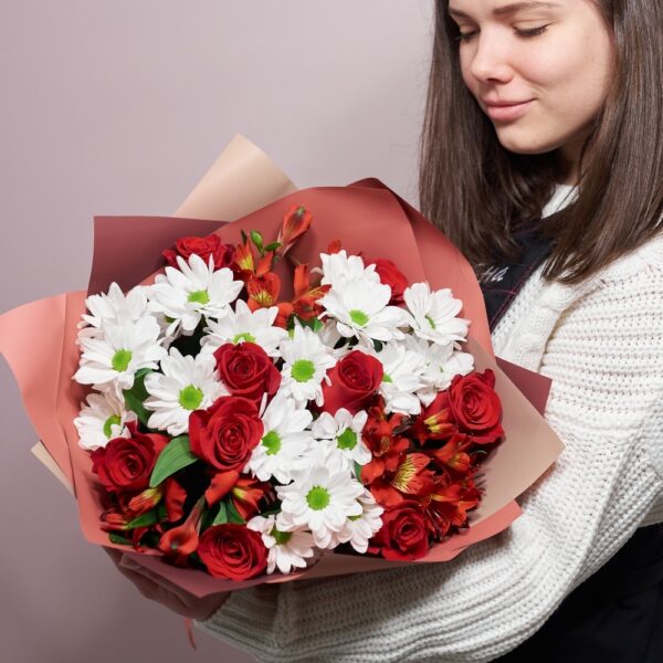 классический букет с красными розами