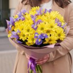 букет из ромашек и ирисов