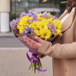 Букет из ирисов и желтых кустовых хризантем размера M — изображение 3