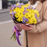 яркий букет с ирисами