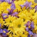 Букет из ирисов и желтых кустовых хризантем размера M — изображение 5