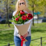 букет из красных пионов