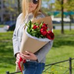 5 бордовых пионов