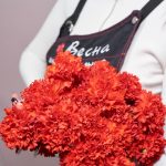 красные гвоздики ко Дню Победы