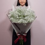 белая гипсофила в букете