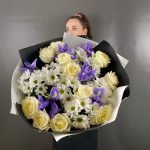 Букет из 11 белых роз, ирисов и хризантемы размера L — изображение 6