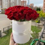 Букет в шляпной коробке из 35 красных роз размера М (Кения) — изображение 9