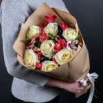 Букет из белых роз и альстромерий размера S