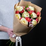 Букет из белых роз и альстромерий размера S — изображение 2