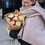 Букет из белых роз и альстромерий размера S — изображение 3