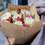 Букет из белых роз и альстромерий размера S — изображение 4