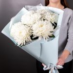 Букет из 7 белых хризантем в стильной упаковке — изображение 4