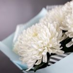 Букет из 7 белых хризантем в стильной упаковке — изображение 5